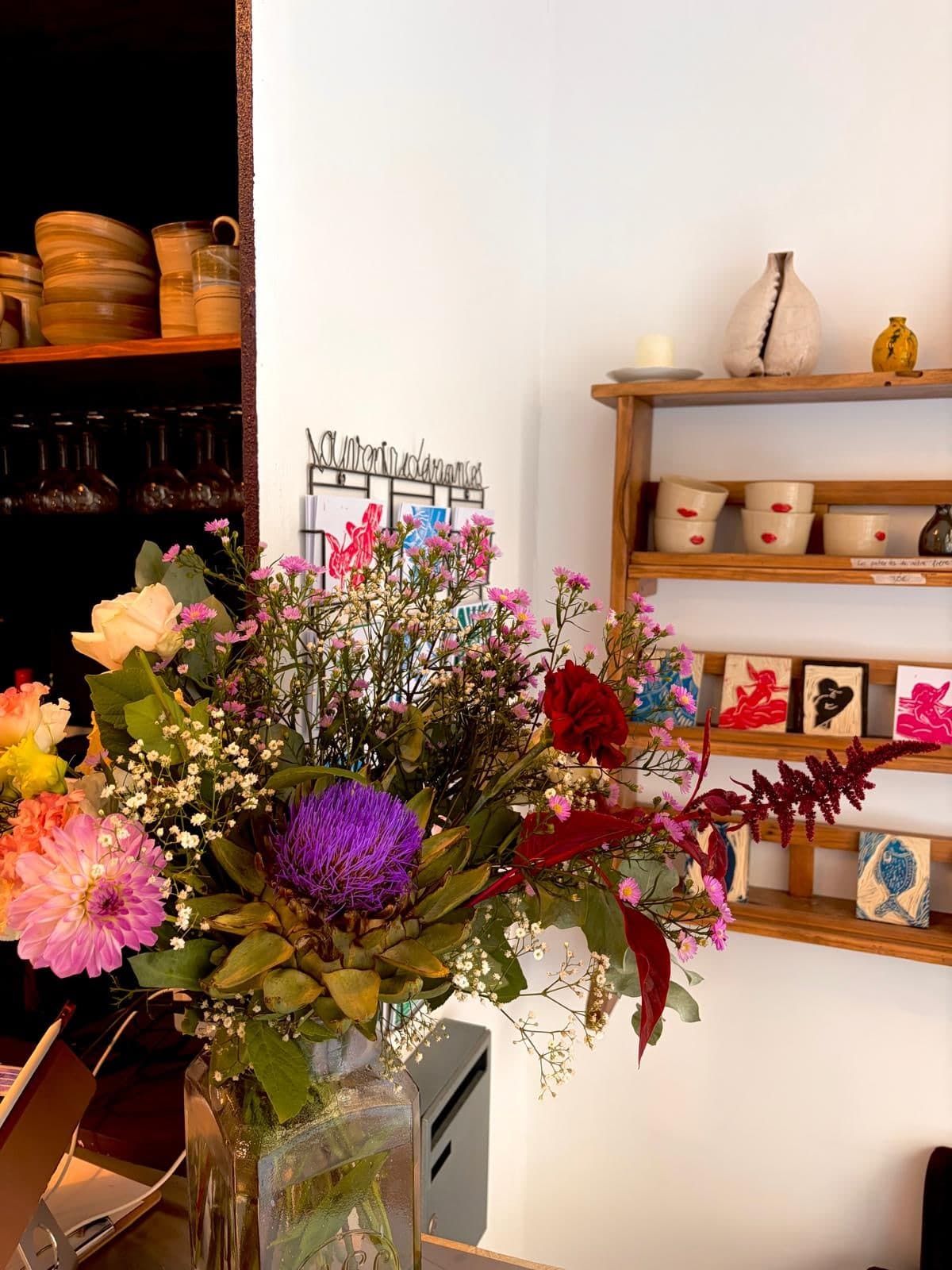 Le bouquet du comptoir avec sa fleur d'artichaut, devant les céramiques de la famille