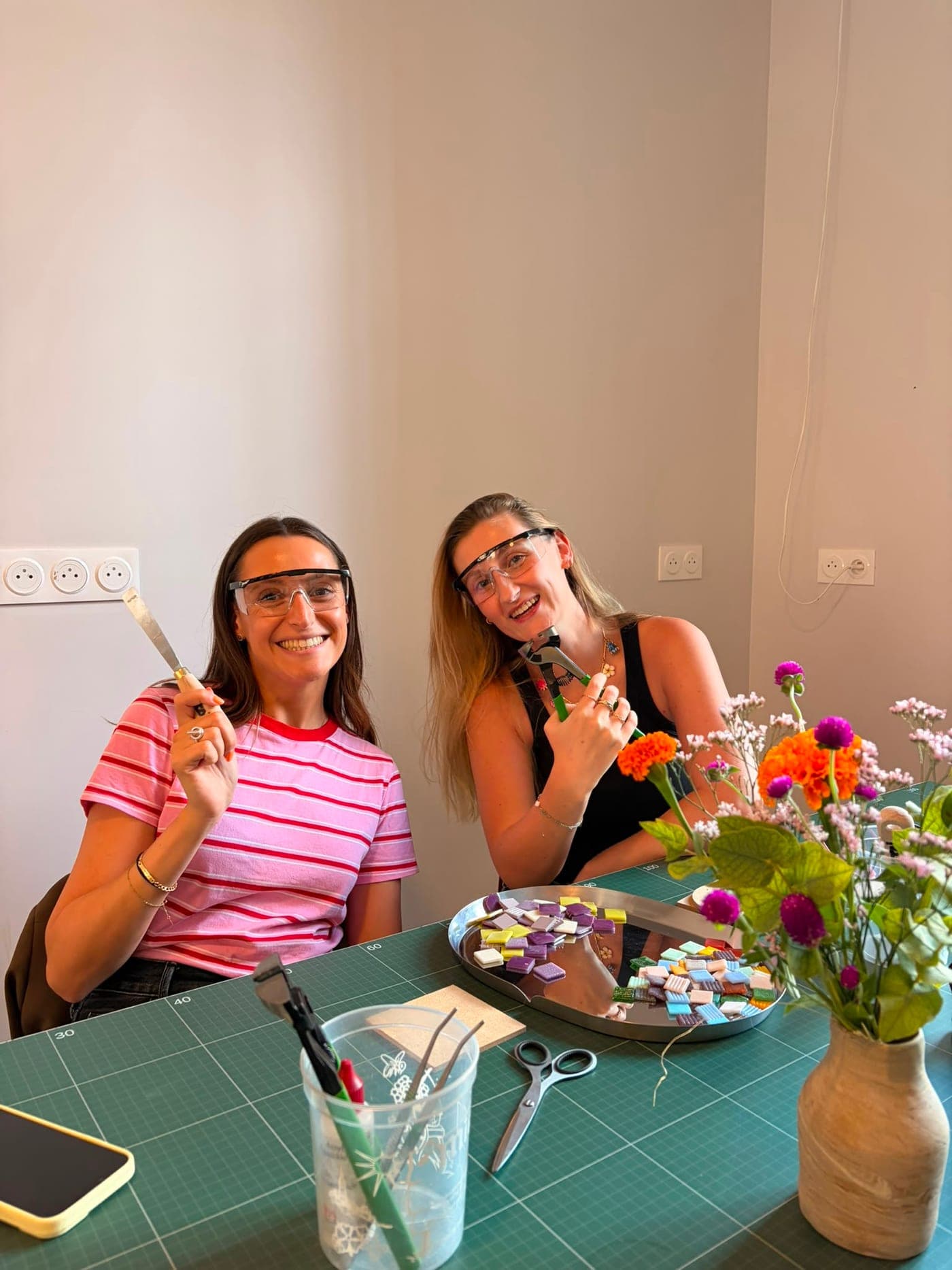 Deux amies souriantes en pleine séance de mosaïque