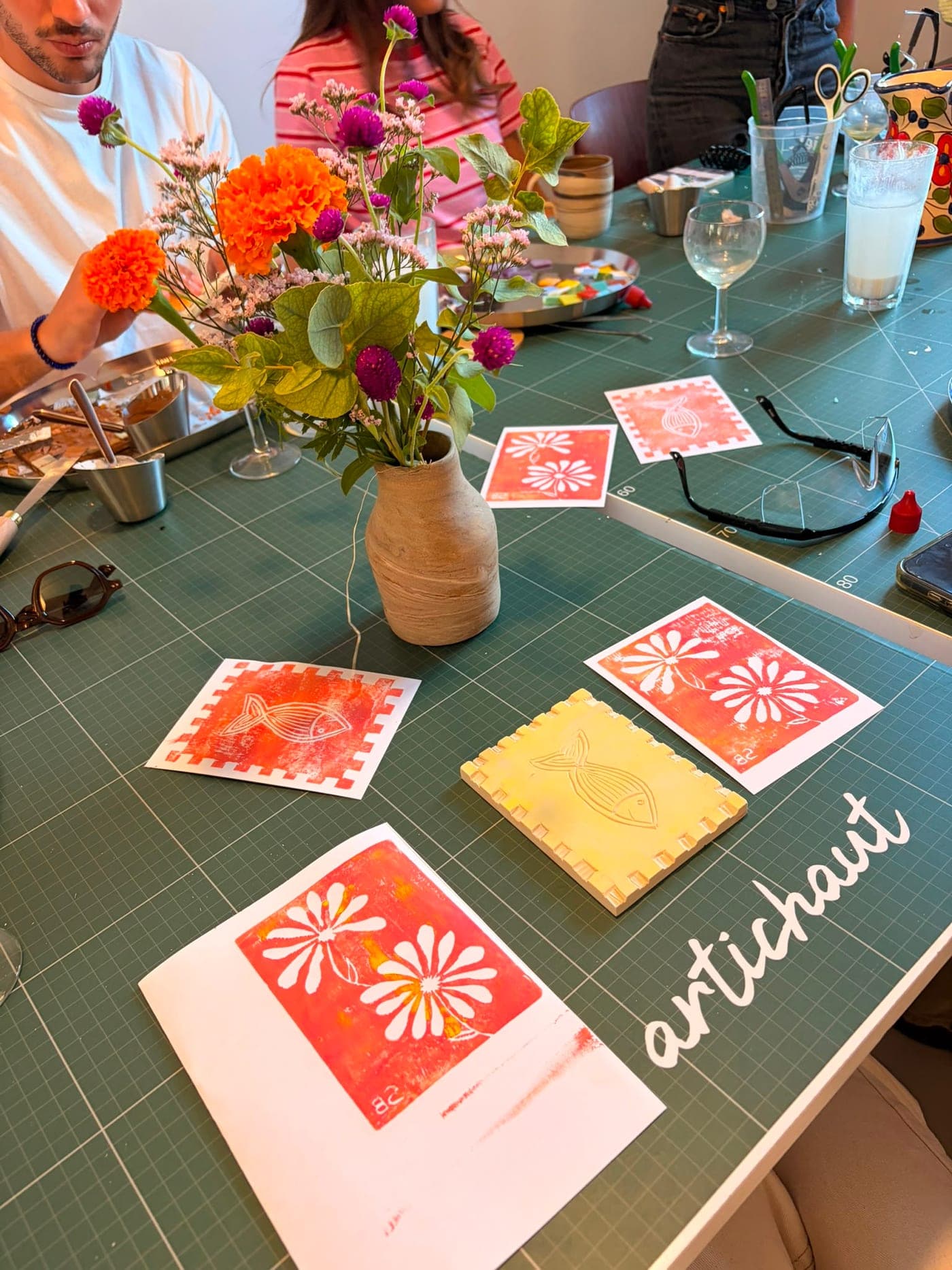 Tirages de linogravure fraîchement imprimés sur une table d'atelier