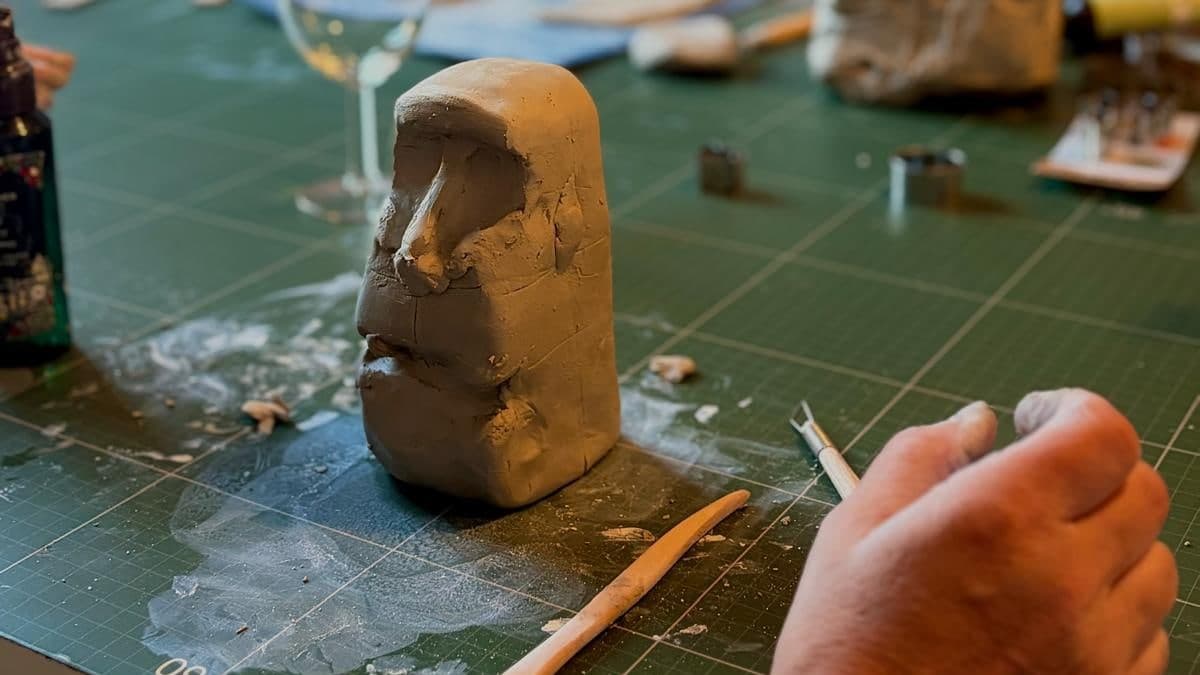 Workshop sculpture : un moaï en argile prend forme sur la table