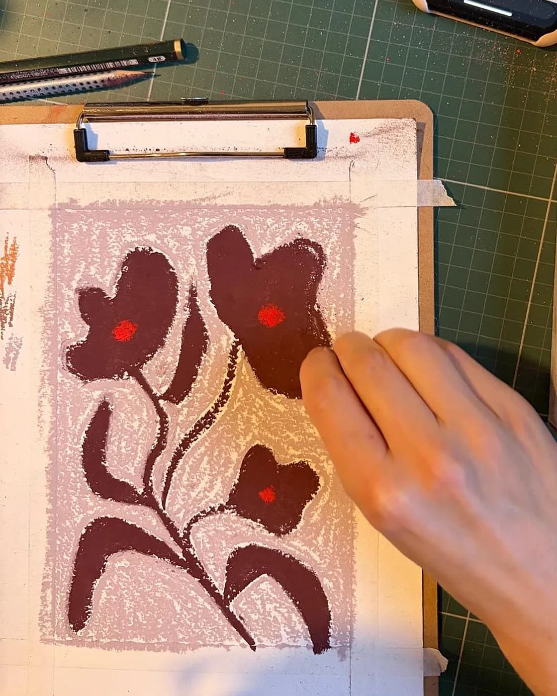 Fleurs au pastel sec, en cours, dessin & pastel réalisée chez Artichaut à Montmartre
