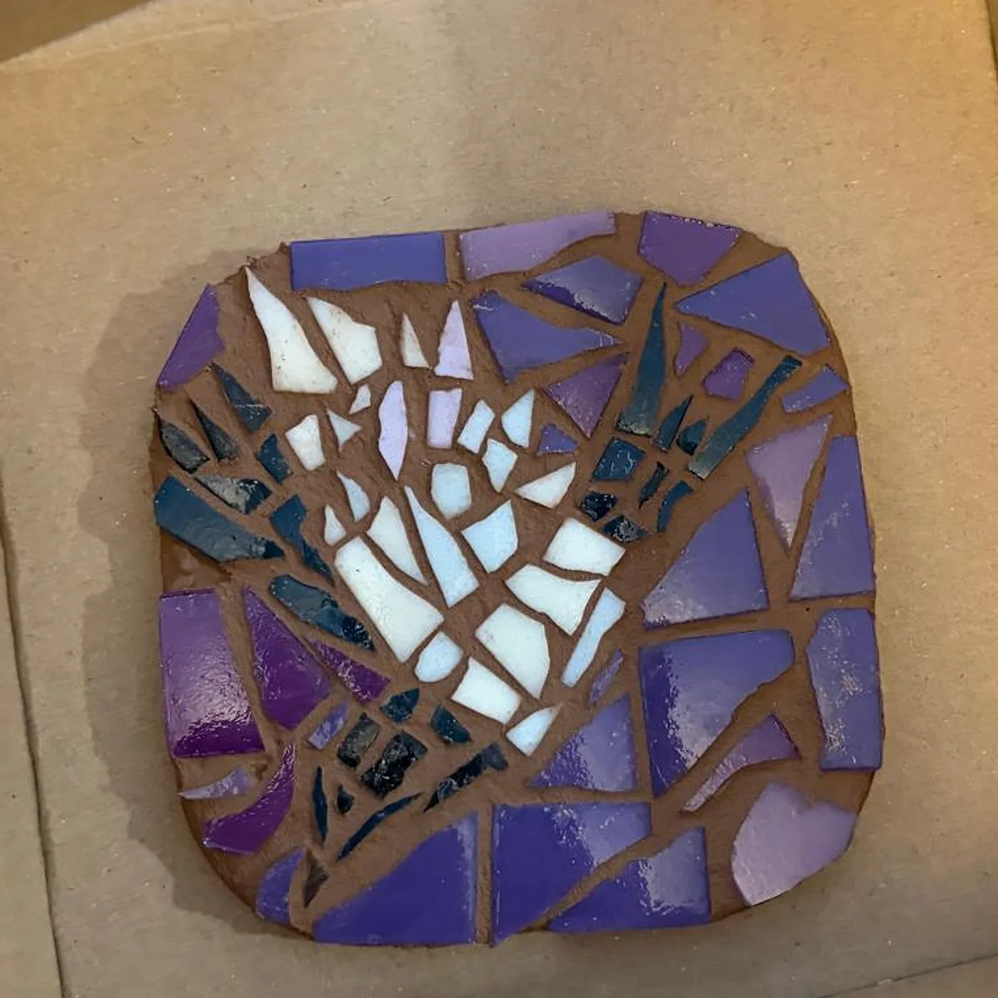 Dessous de verre, mosaïque violette, mosaïque réalisée chez Artichaut à Montmartre