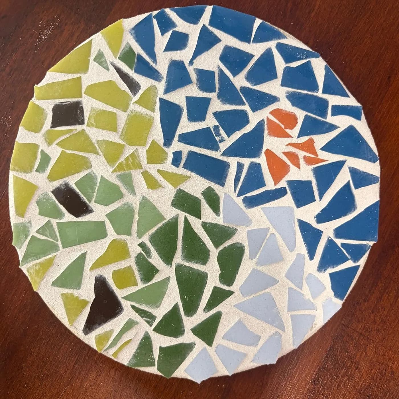 Dessous de plat rond, vert et bleu, mosaïque réalisée chez Artichaut à Montmartre