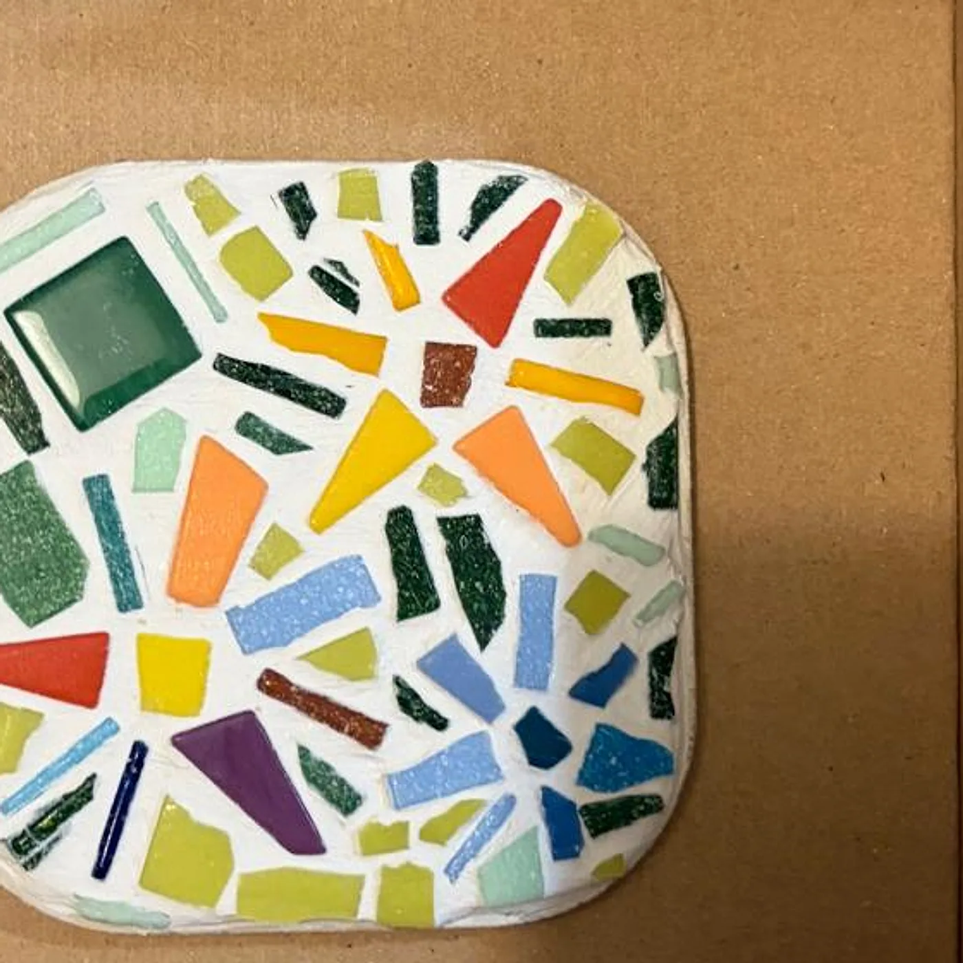 Dessous de verre, éclats colorés, mosaïque réalisée chez Artichaut à Montmartre