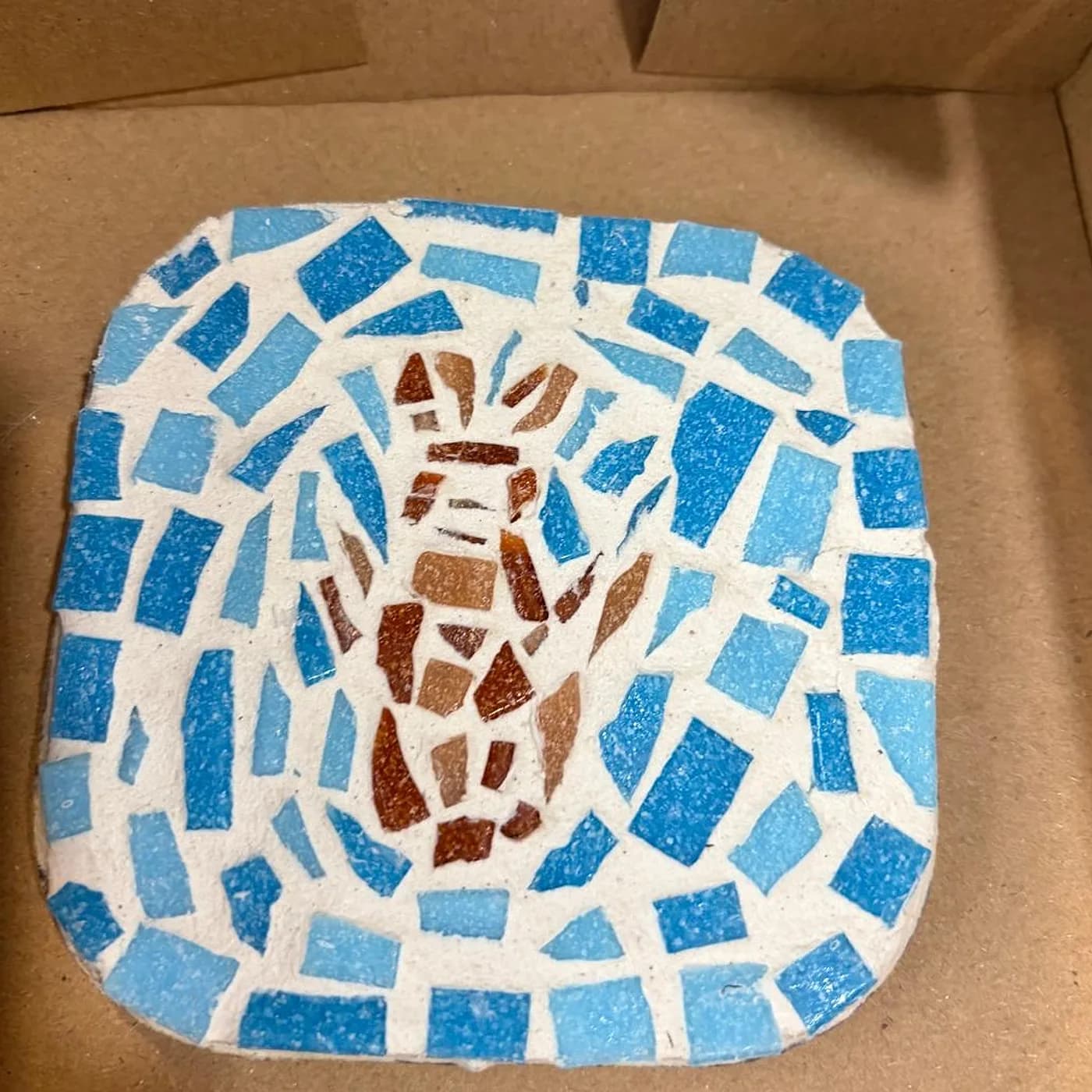 Dessous de plat, mosaïque bleue, mosaïque réalisée chez Artichaut à Montmartre