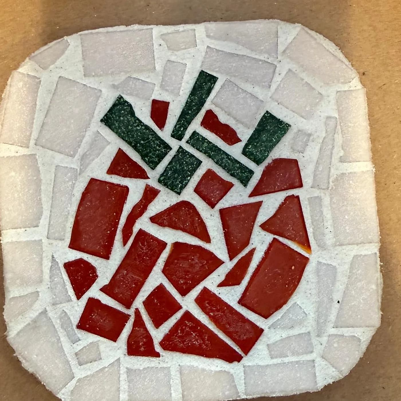 Dessous de plat, pomme rouge, mosaïque réalisée chez Artichaut à Montmartre