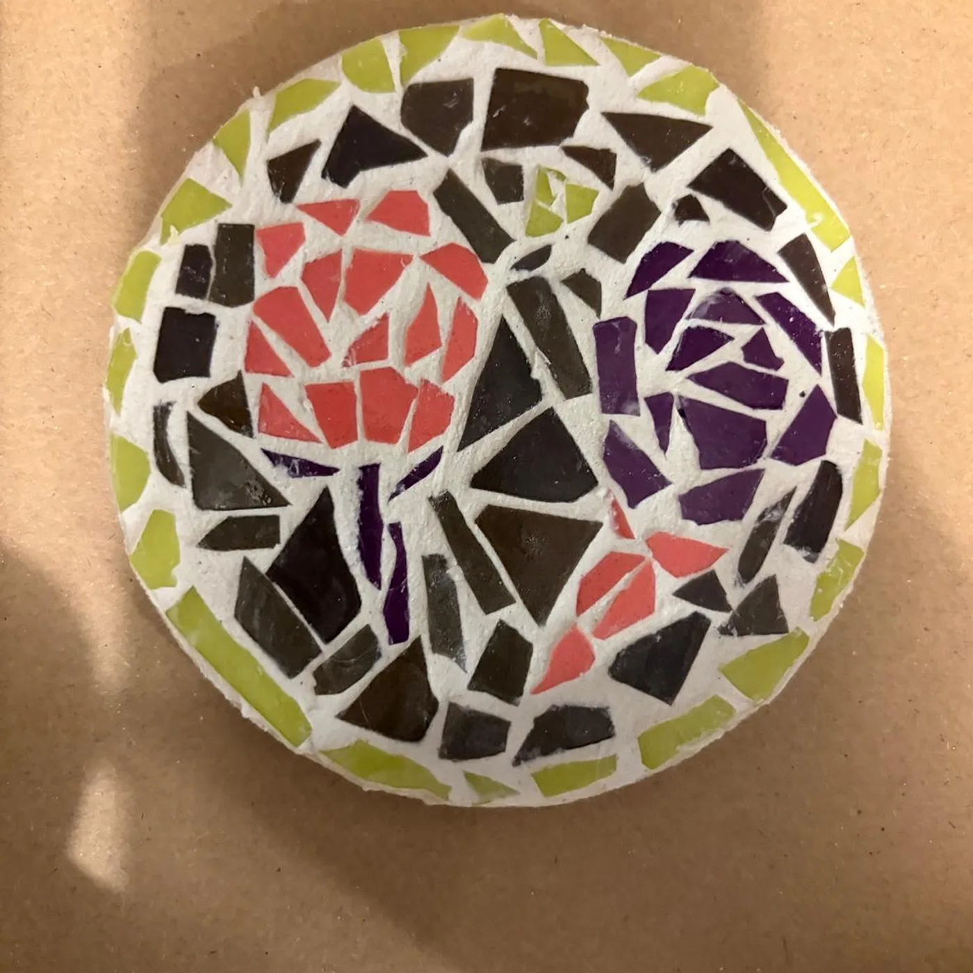Dessous de plat rond, deux roses, mosaïque réalisée chez Artichaut à Montmartre