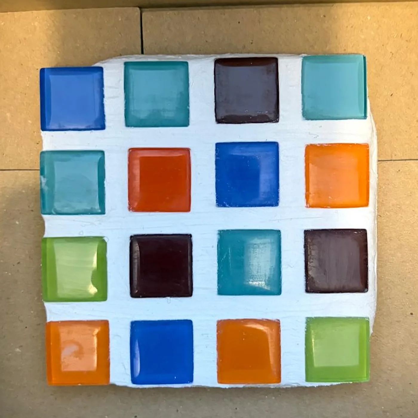Dessous de verre, carrés de verre colorés, mosaïque réalisée chez Artichaut à Montmartre