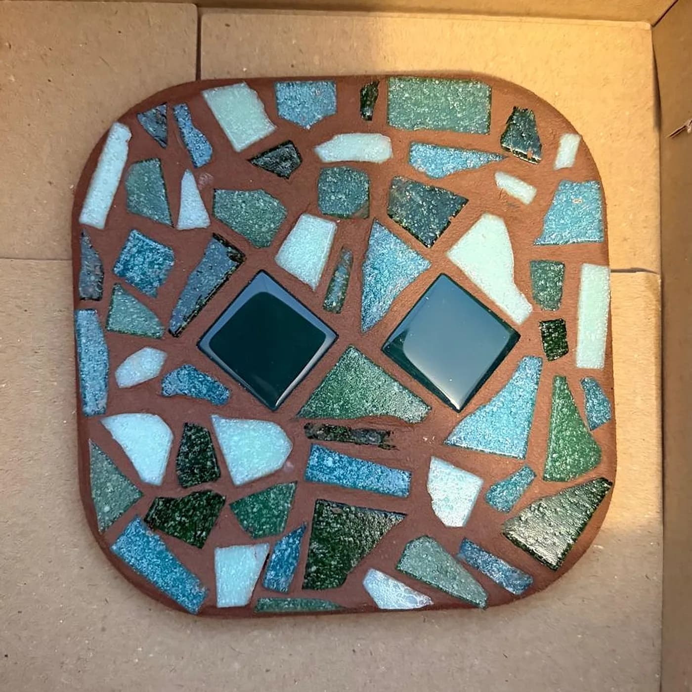 Dessous de verre, terre et turquoise, mosaïque réalisée chez Artichaut à Montmartre