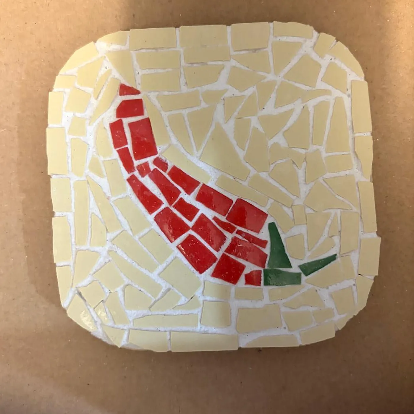 Dessous de plat, piment rouge, mosaïque réalisée chez Artichaut à Montmartre