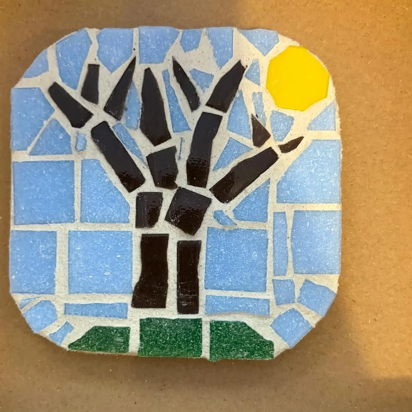 Dessous de plat, arbre au soleil, mosaïque réalisée chez Artichaut à Montmartre