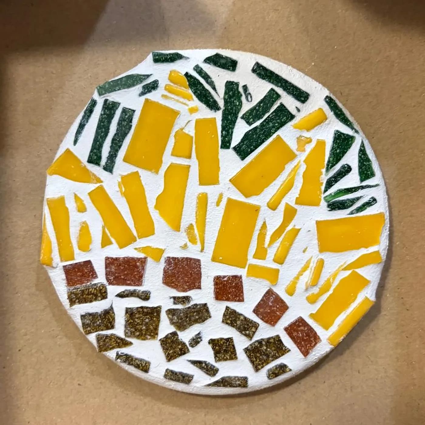Dessous de verre, soleil en mosaïque, mosaïque réalisée chez Artichaut à Montmartre