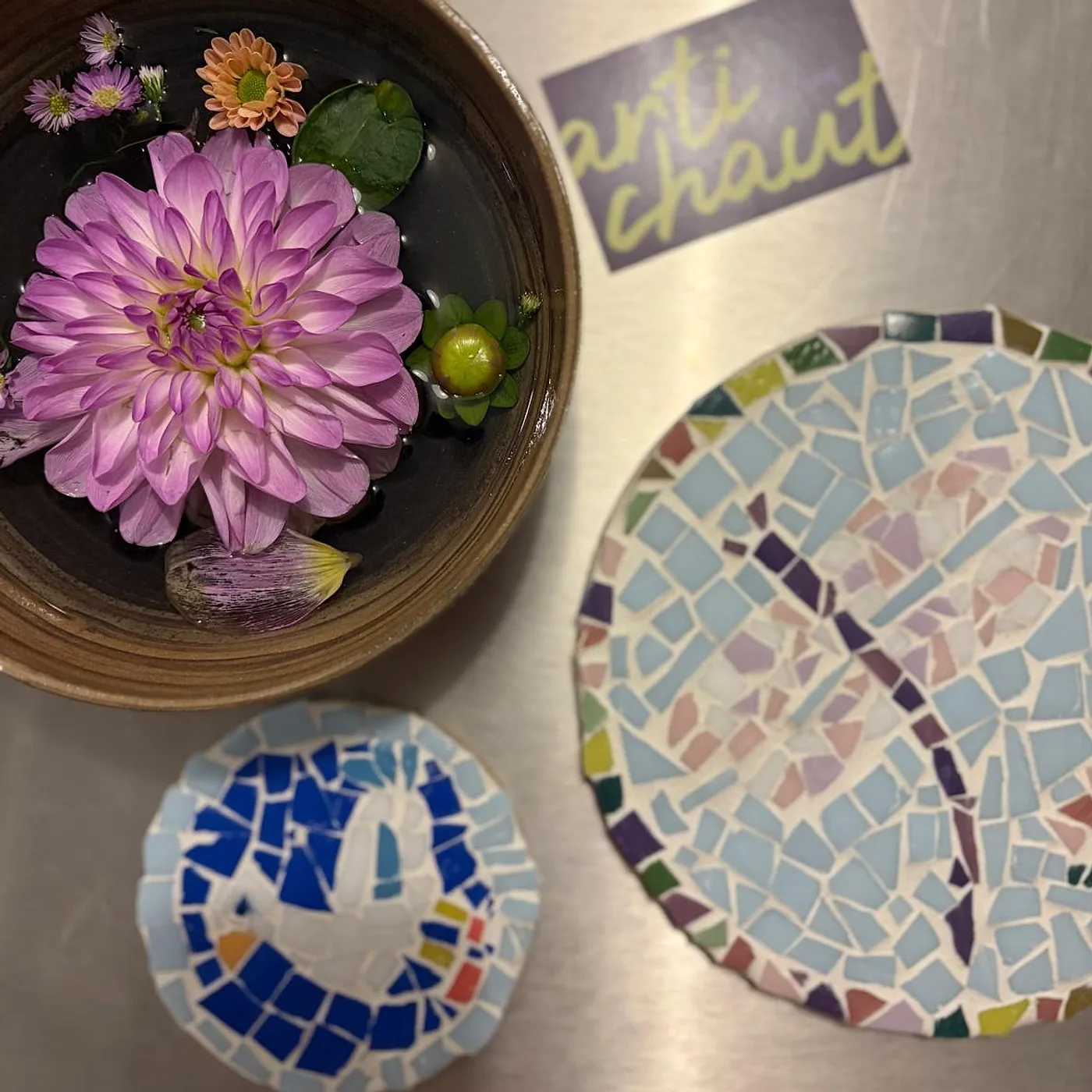 Deux dessous de verre et une fleur, mosaïque réalisée chez Artichaut à Montmartre