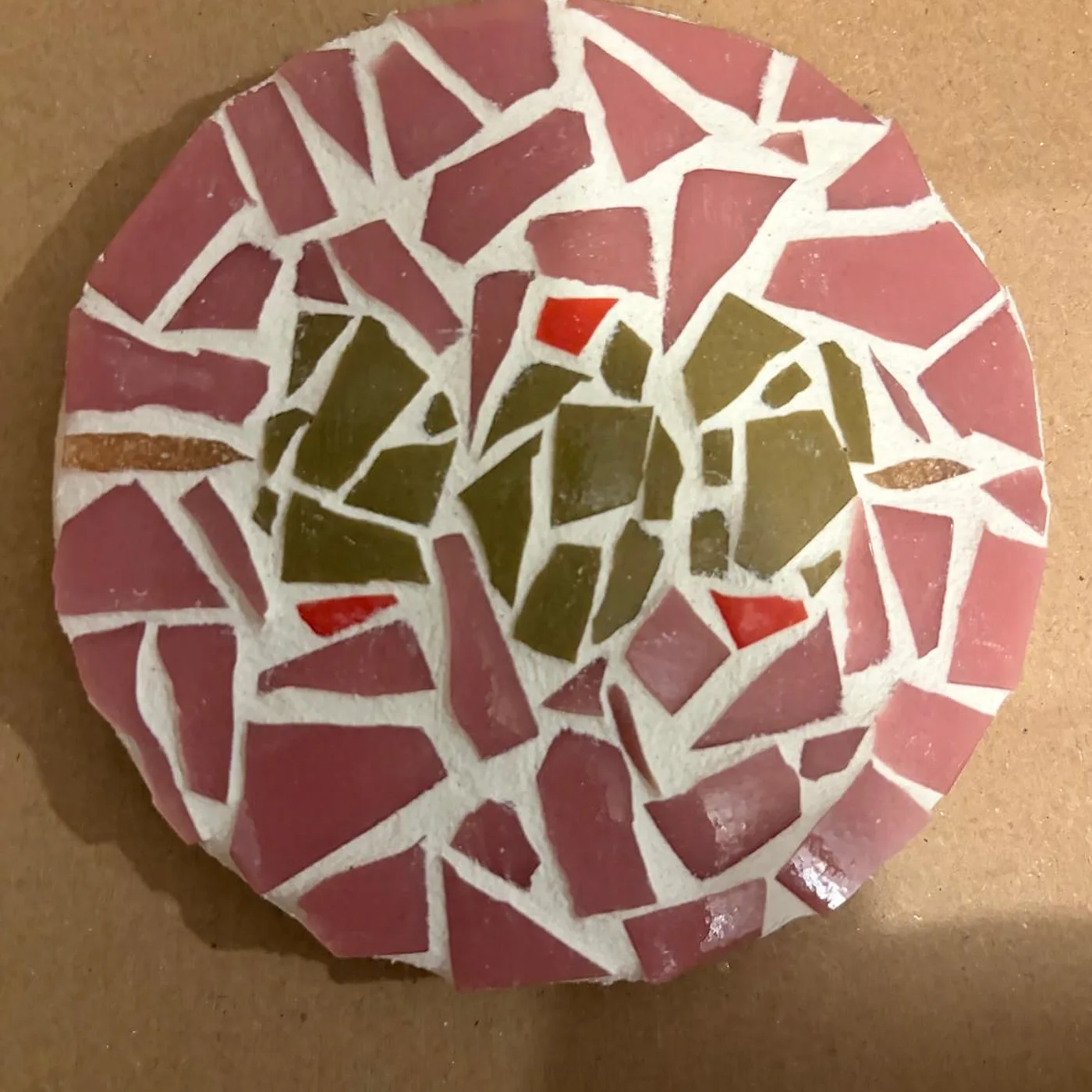 Dessous de plat rond, rose et olive, mosaïque réalisée chez Artichaut à Montmartre