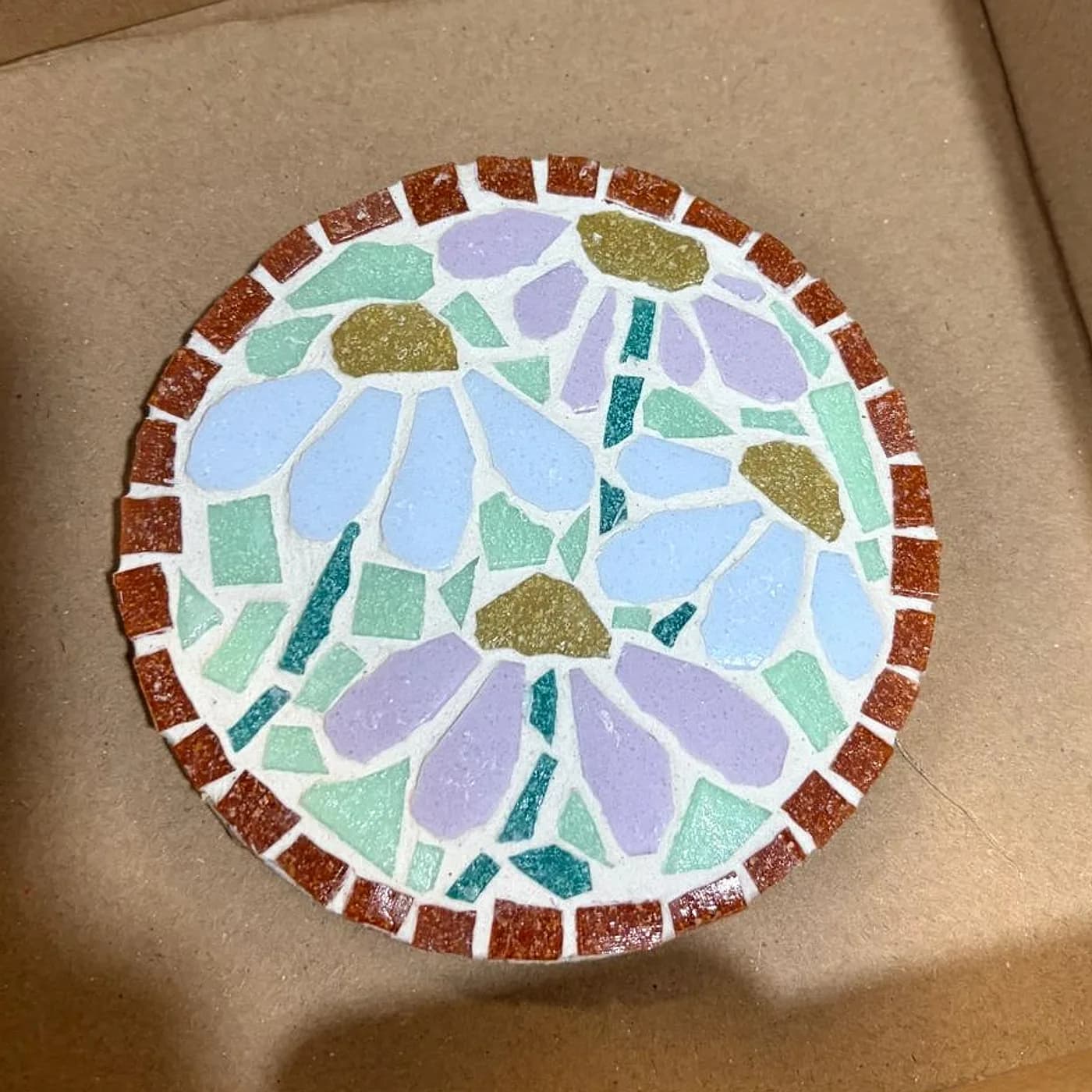 Dessous de verre, mosaïque pastel, mosaïque réalisée chez Artichaut à Montmartre