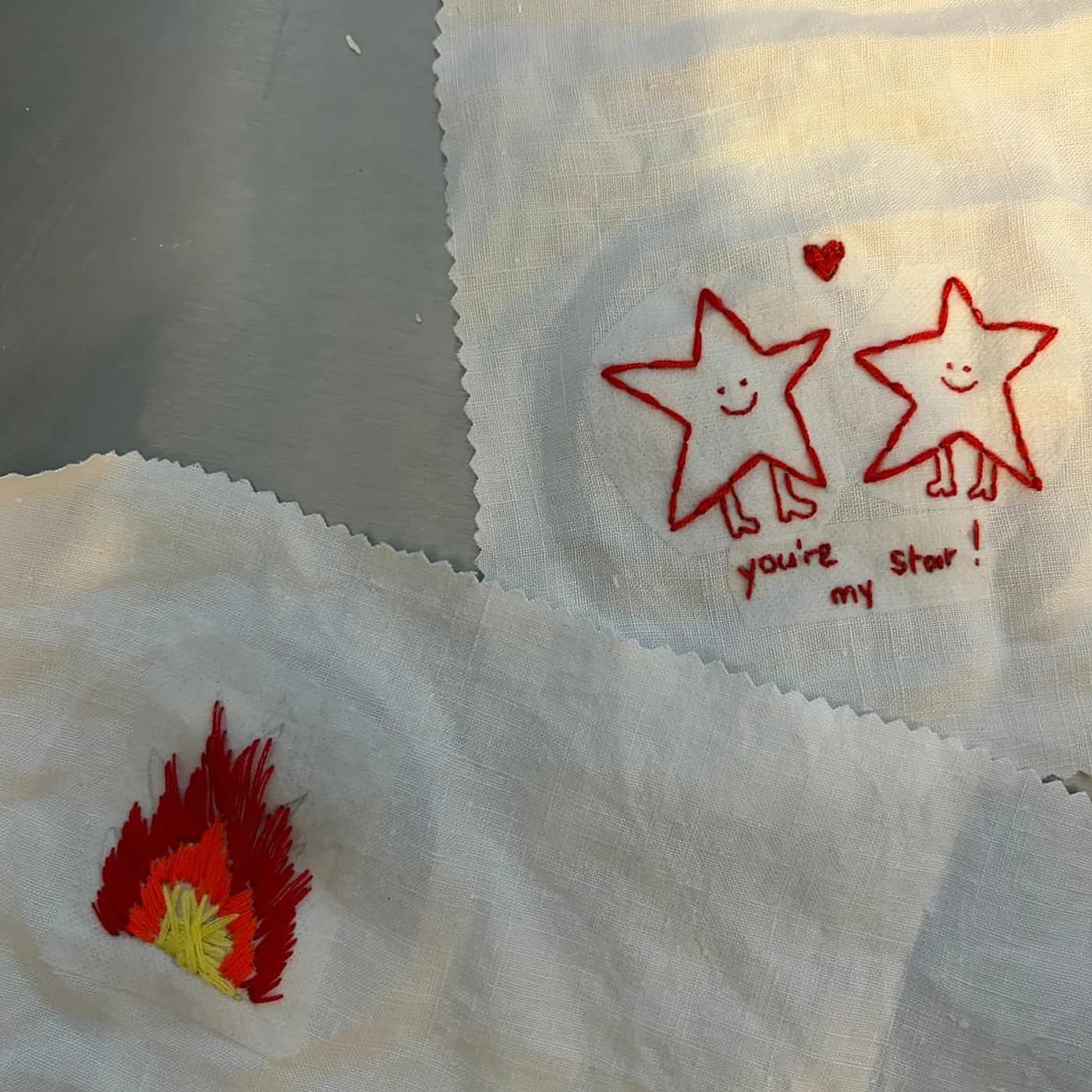 Broderie, deux étoiles et une flamme, broderie réalisée chez Artichaut à Montmartre