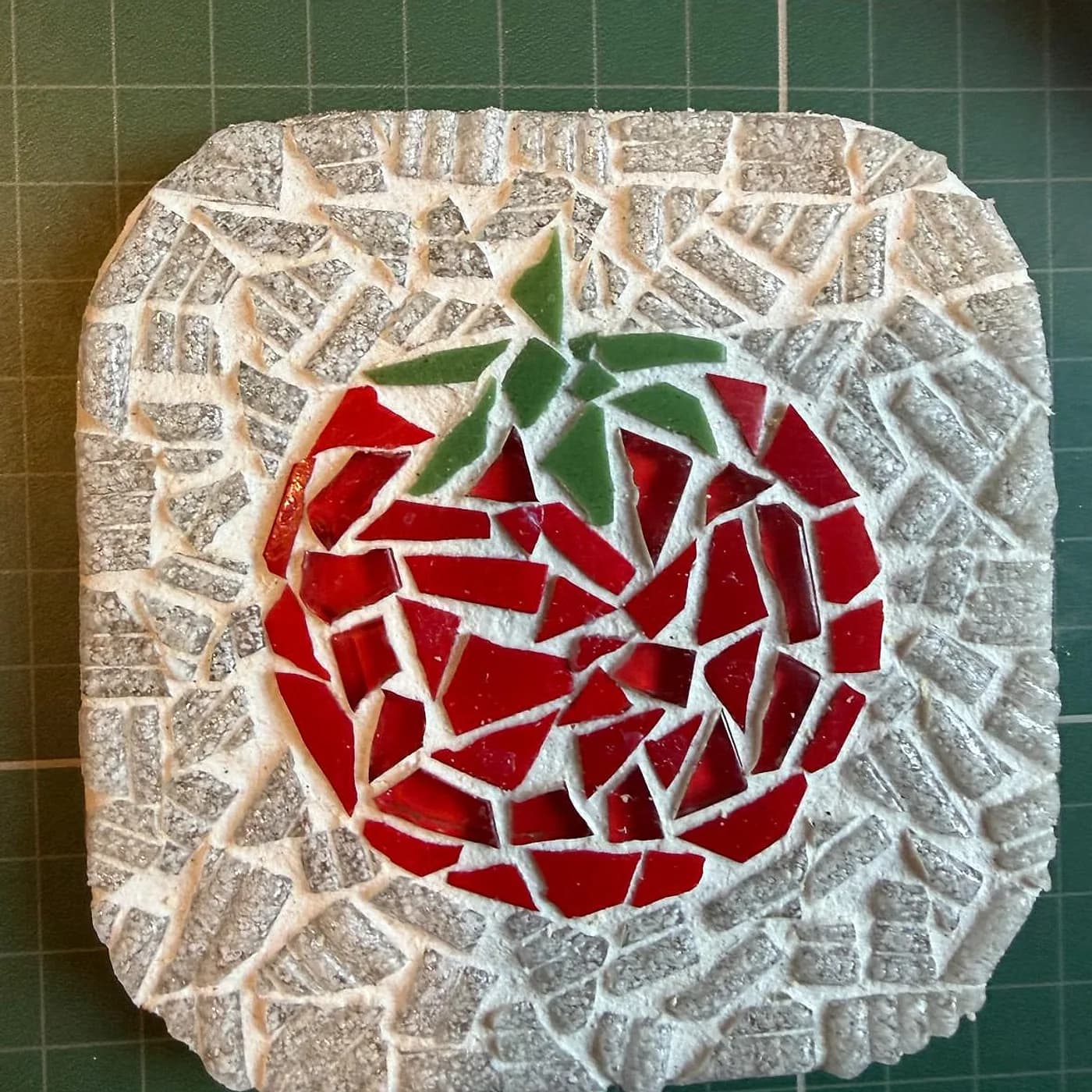 Dessous de plat, fraise en mosaïque, mosaïque réalisée chez Artichaut à Montmartre
