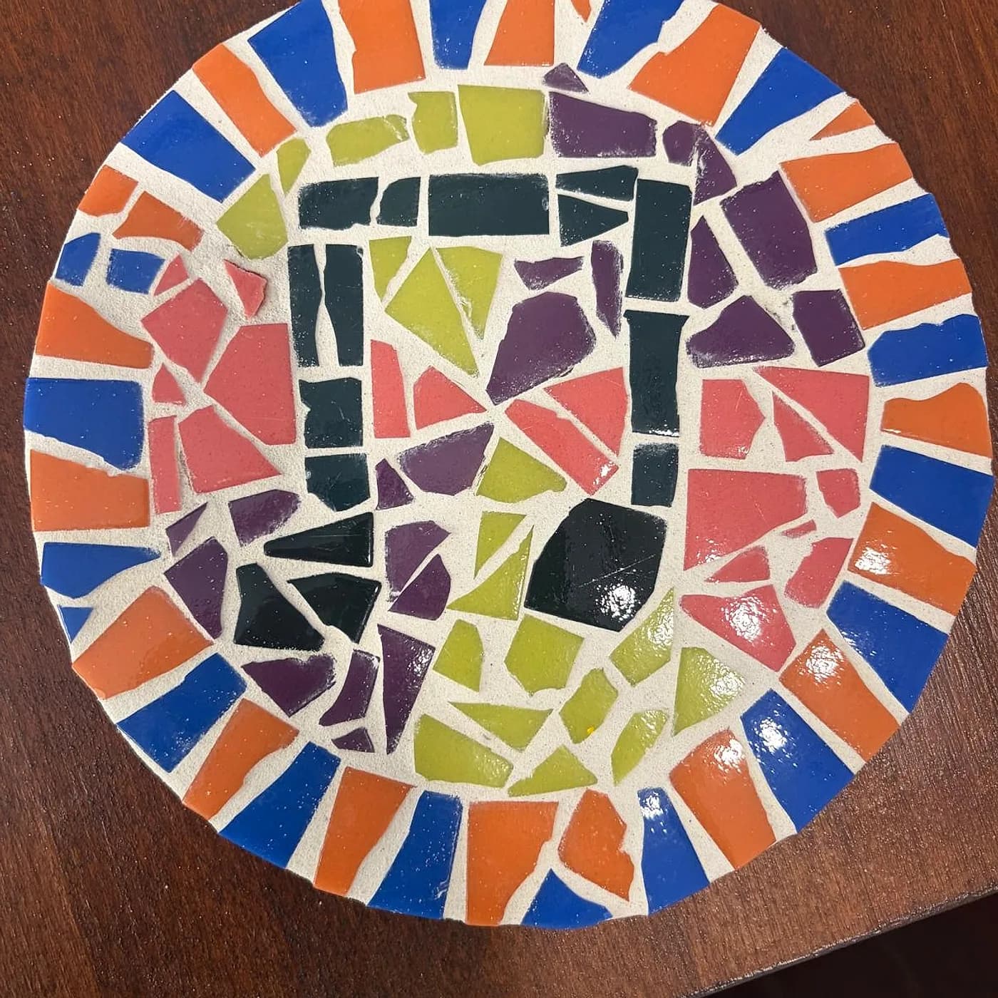 Dessous de plat rond, mosaïque colorée, mosaïque réalisée chez Artichaut à Montmartre