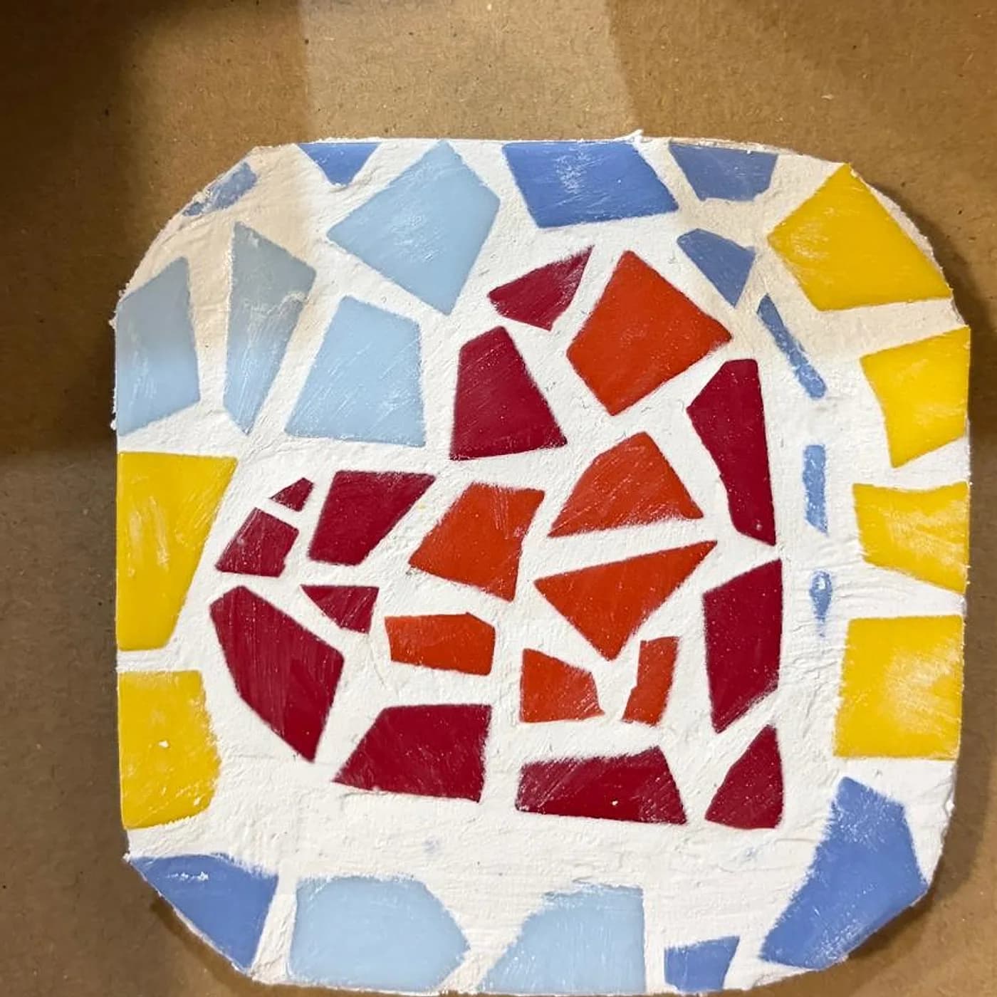 Dessous de verre, rouge et bleu, mosaïque réalisée chez Artichaut à Montmartre