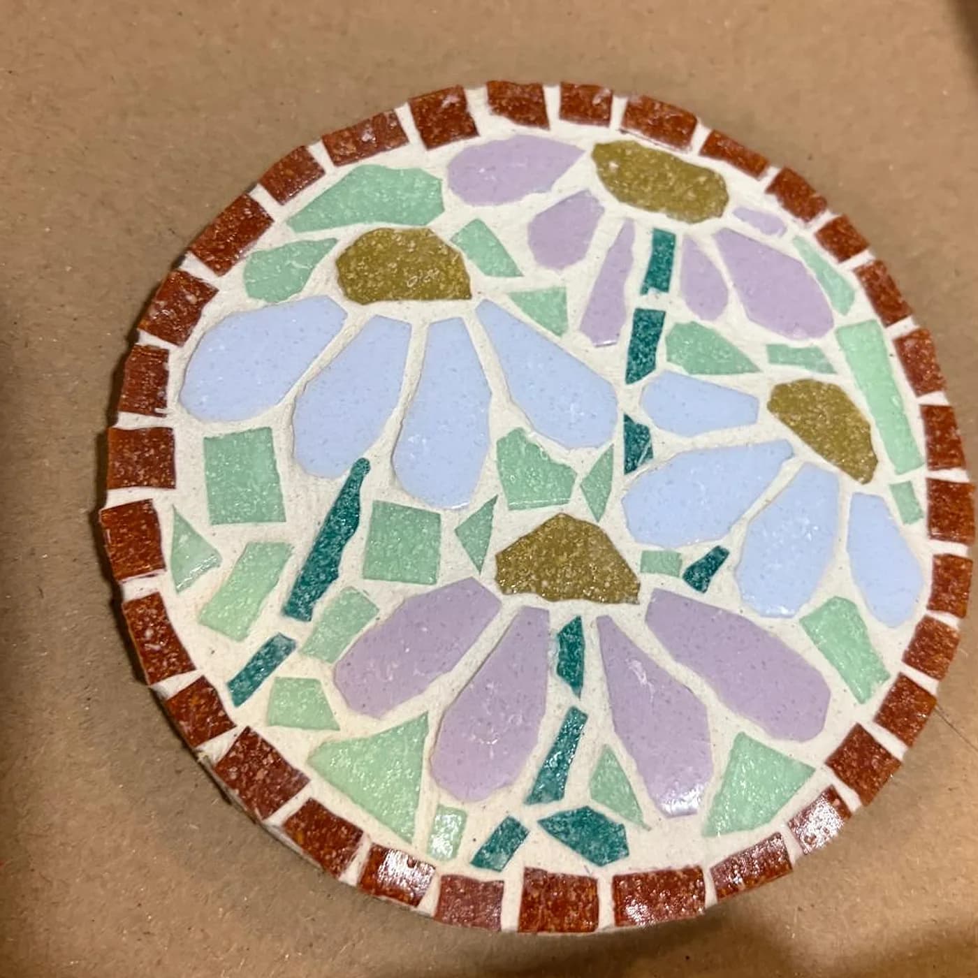 Dessous de plat, fleur mauve, mosaïque réalisée chez Artichaut à Montmartre