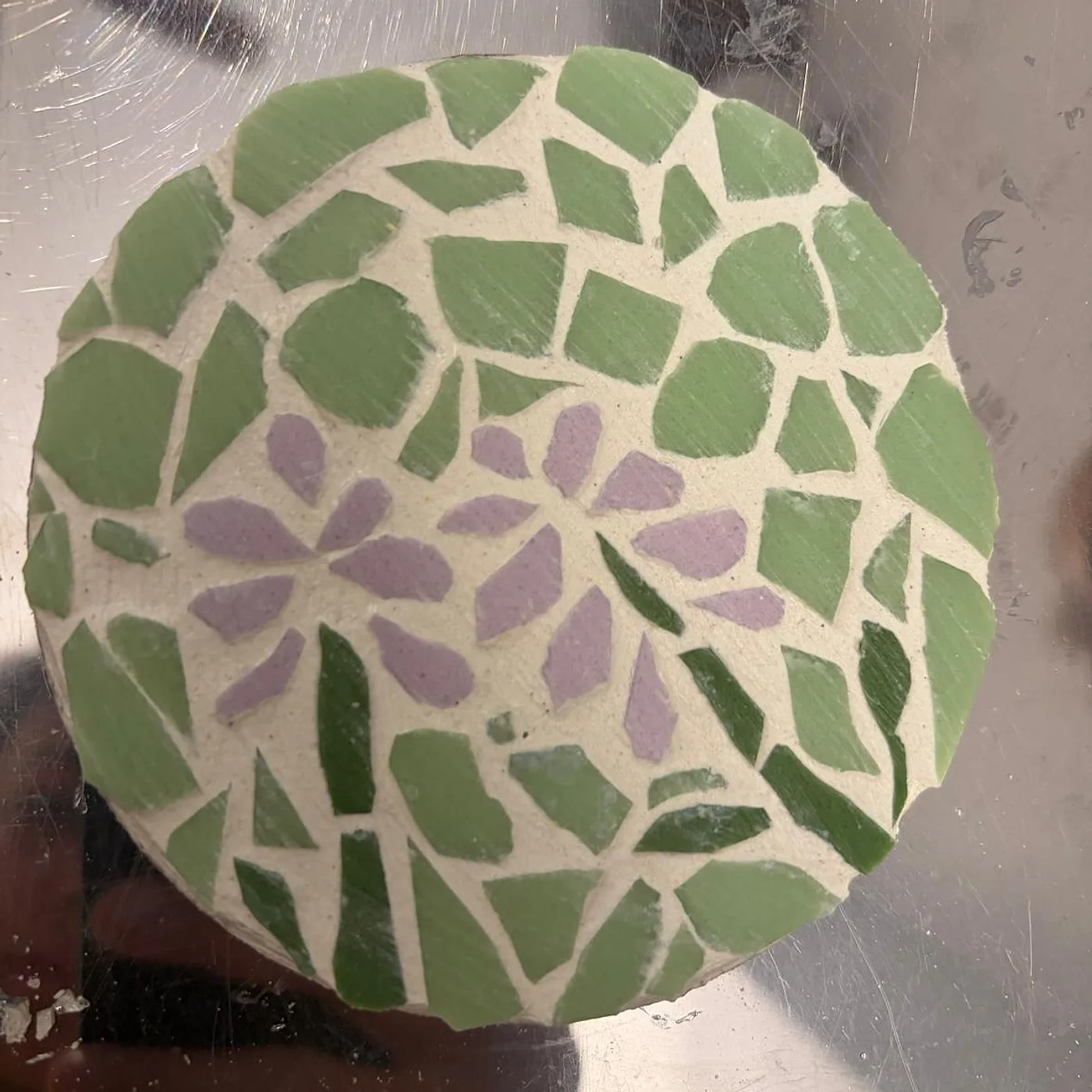 Dessous de plat rond, vert et lilas, mosaïque réalisée chez Artichaut à Montmartre