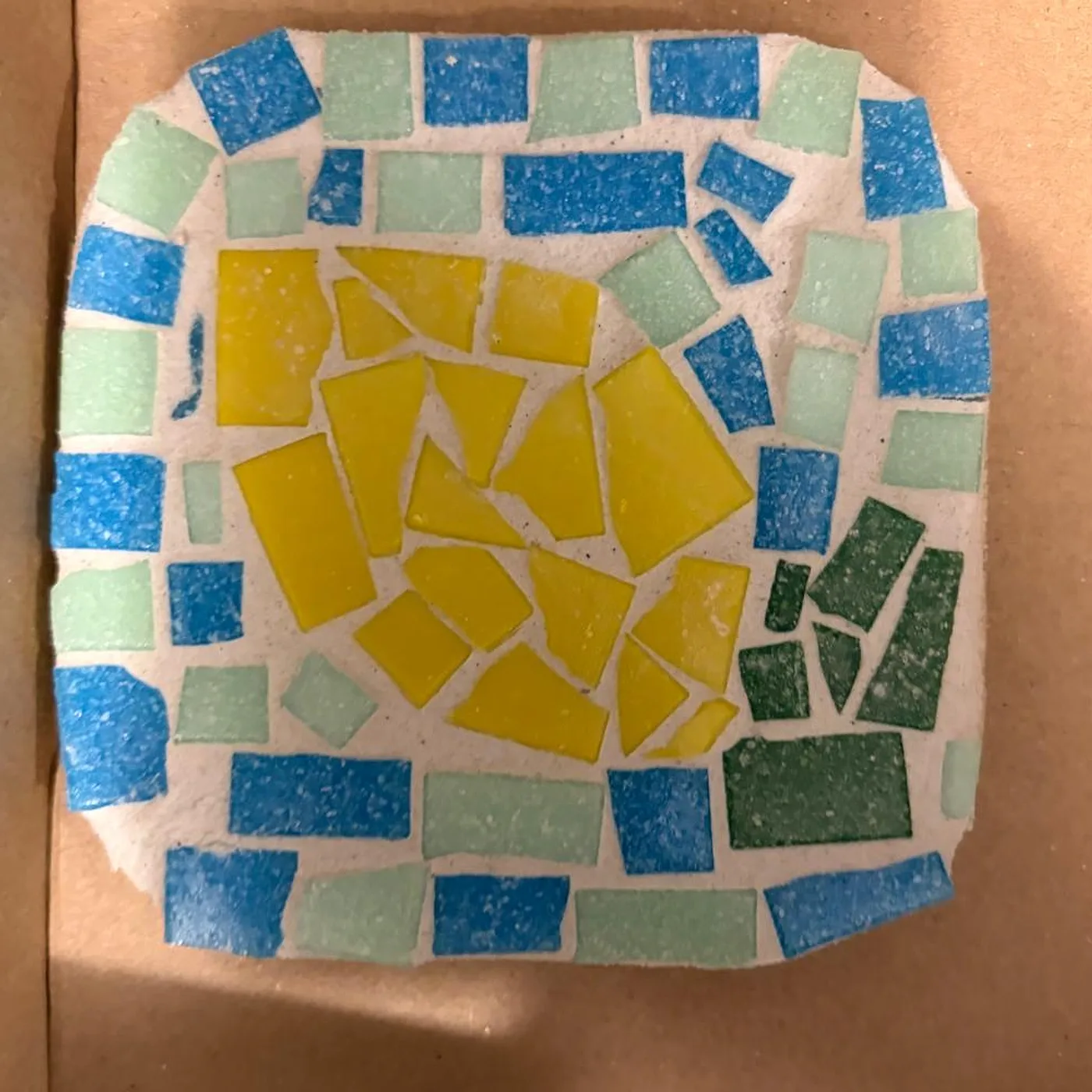 Dessous de verre, jaune et bleu, mosaïque réalisée chez Artichaut à Montmartre