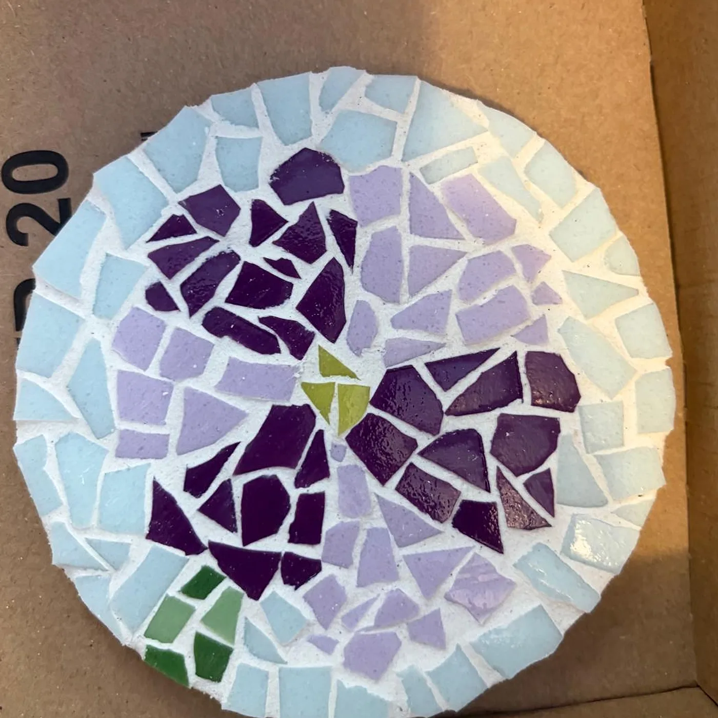 Dessous de plat, fleur violette, mosaïque réalisée chez Artichaut à Montmartre
