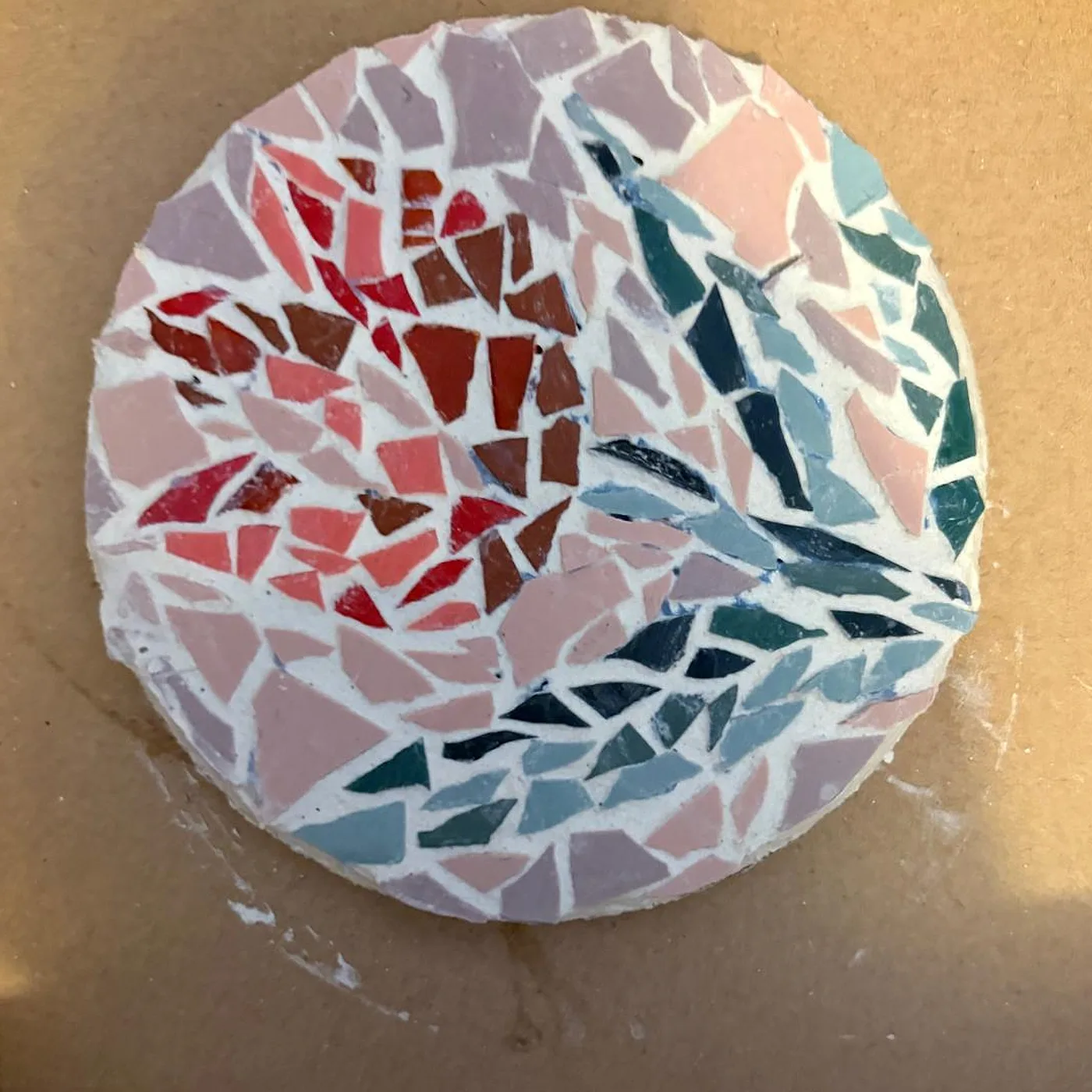 Dessous de plat rond, tulipes, mosaïque réalisée chez Artichaut à Montmartre