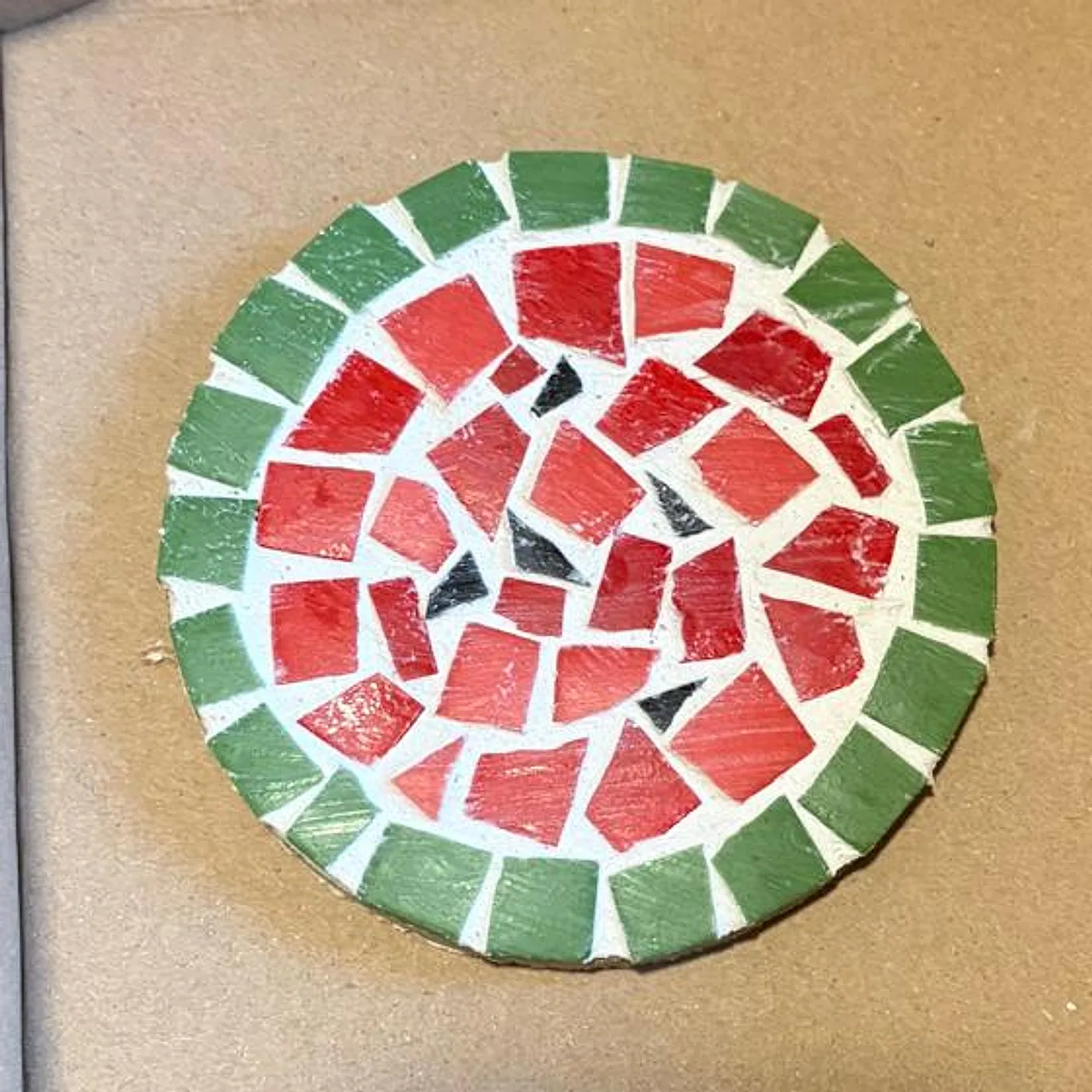 Dessous de verre, rouge et vert, mosaïque réalisée chez Artichaut à Montmartre