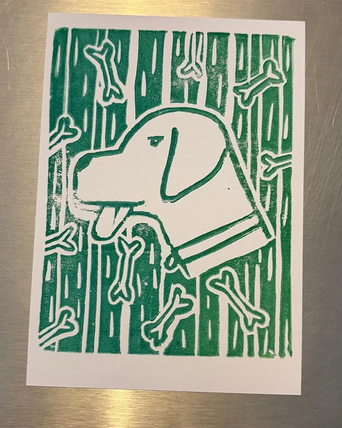 Carte gravée, chien et os, gravure réalisée chez Artichaut à Montmartre