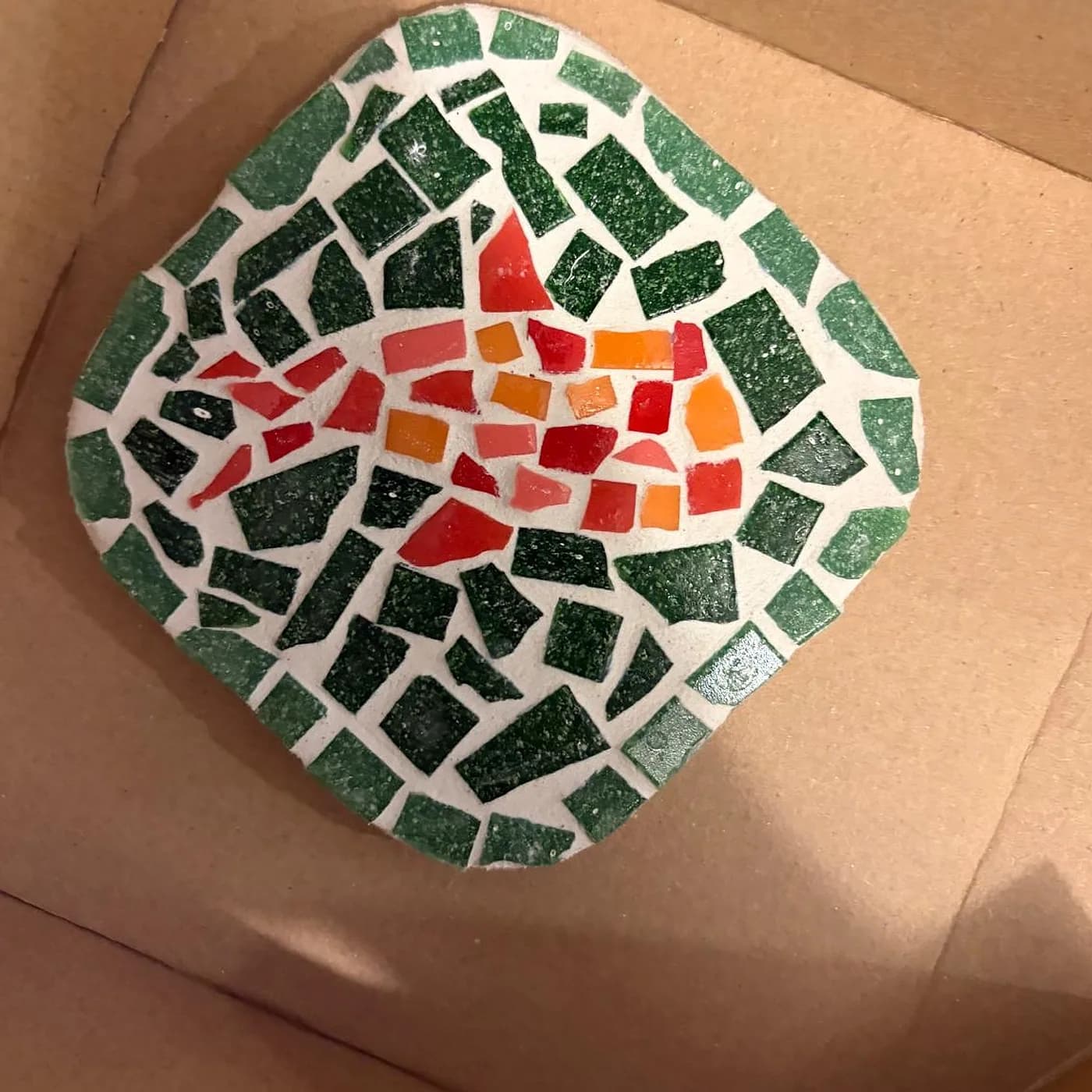 Dessous de plat, fleur rouge sur vert, mosaïque réalisée chez Artichaut à Montmartre