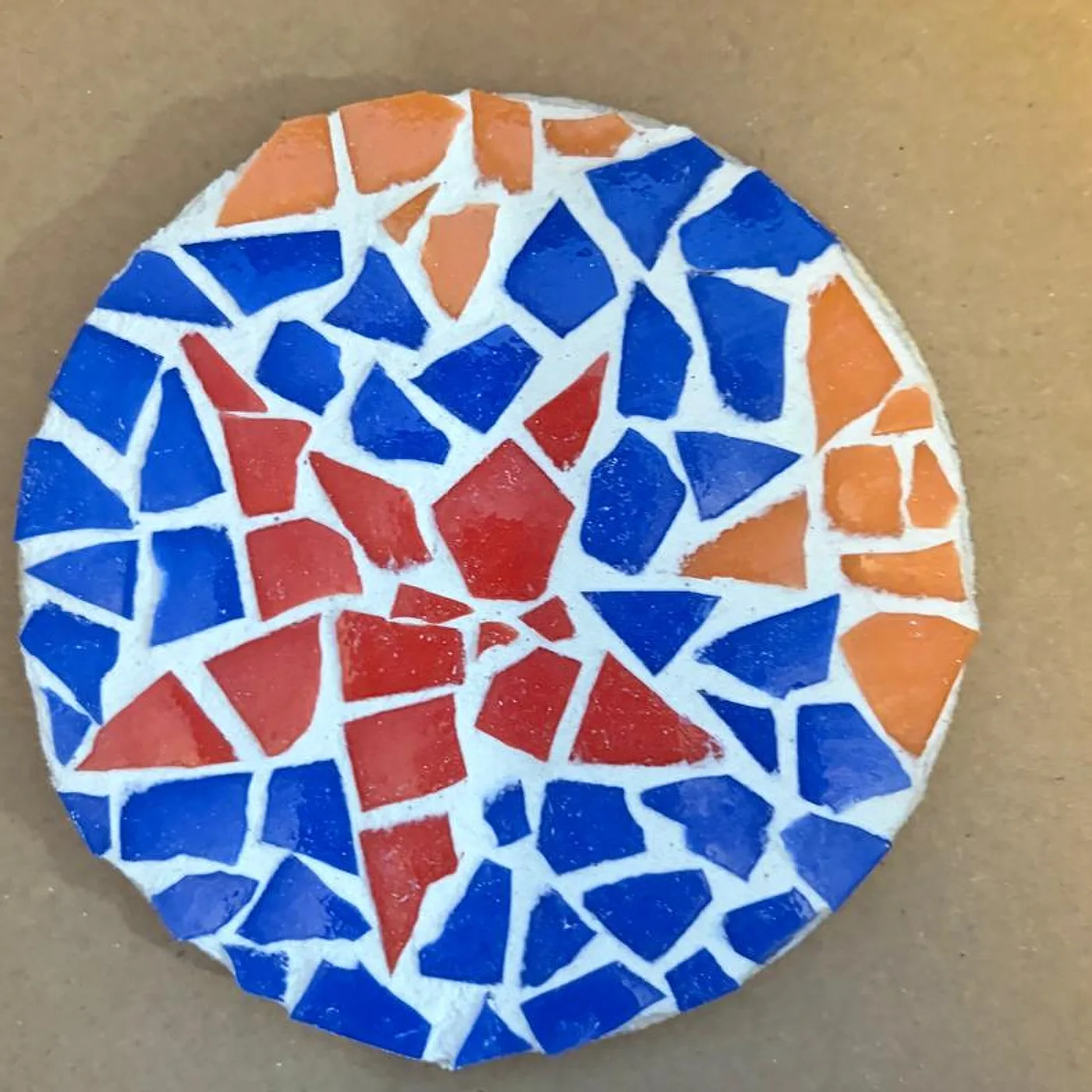 Dessous de verre, bleu et rouge, mosaïque réalisée chez Artichaut à Montmartre