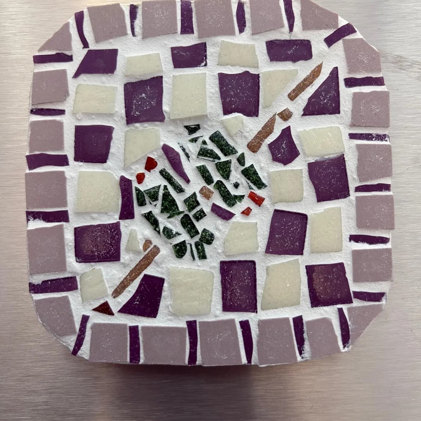 Dessous de plat, damier violet et blanc, mosaïque réalisée chez Artichaut à Montmartre
