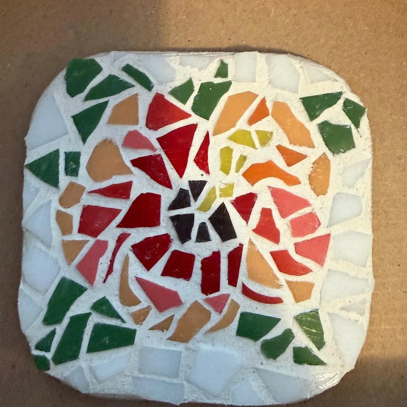 Dessous de plat, fleurs en mosaïque, mosaïque réalisée chez Artichaut à Montmartre